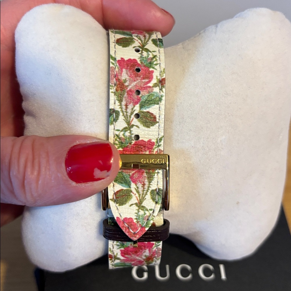 Gucci Floral Gold Women's Watch with COA - Picture 12 of 17